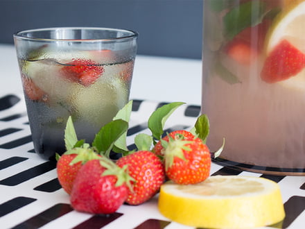 Infused Water: Erdbeer-Zitrone-Minze-Wasser