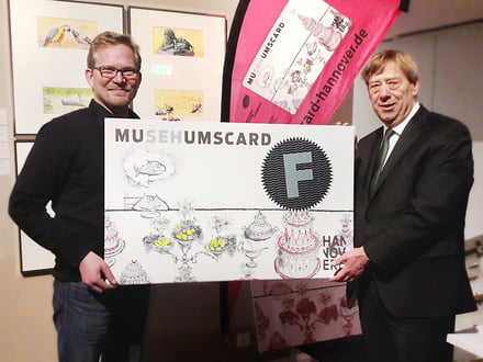 Kulturdezernent Harald Härke übergibt Connox Geschäftsführer Thilo Haas eine Museumscard
