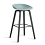 HAY - About A Stool AAS 32 H 75 cm, Eiche schwarz lackiert / Stahl schwarz / dusty blue 2.0 (Kunststoffgleiter)