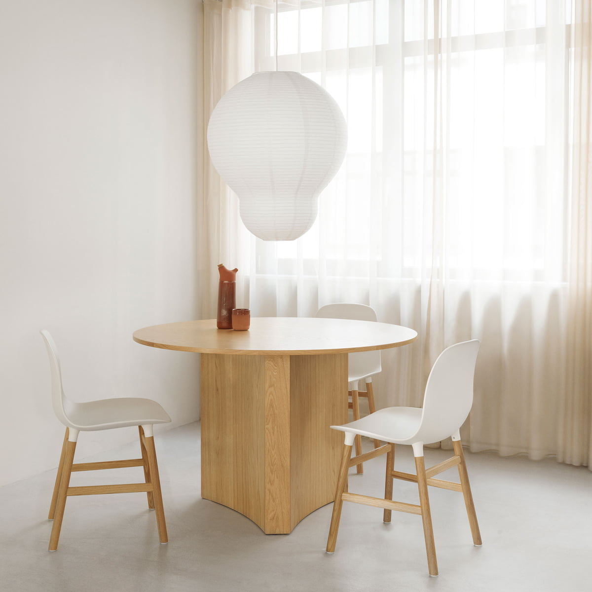 Form Stuhl, Eiche / weiss von Normann Copenhagen