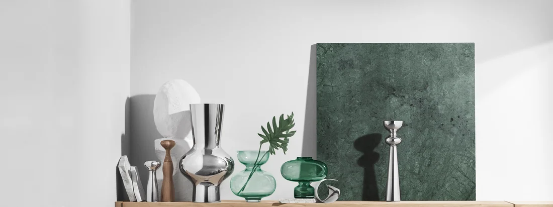 Das Unternehmen des dänischen Silberschmieds Georg Jensen designt unter anderem edle Accessoires. Die Alfredo Glasvase sticht besonders durch die kugelige Form hervor.