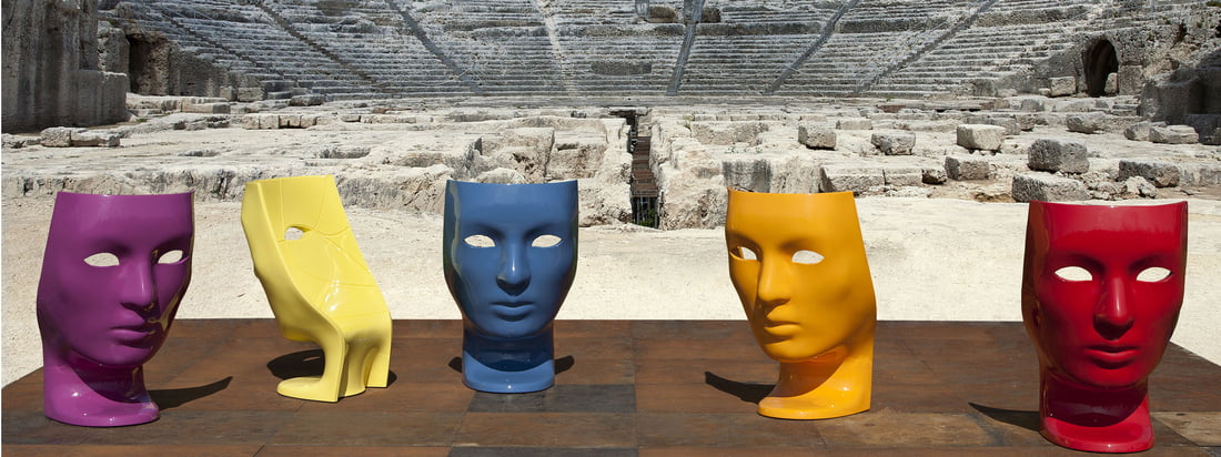 Driade ist eine italienischer Möbel-Hersteller. Charakteristisch für den Nemo Sessel ist die bunte, an eine Theatermaske erinnernde Gesichtsform mit leeren Augen.
