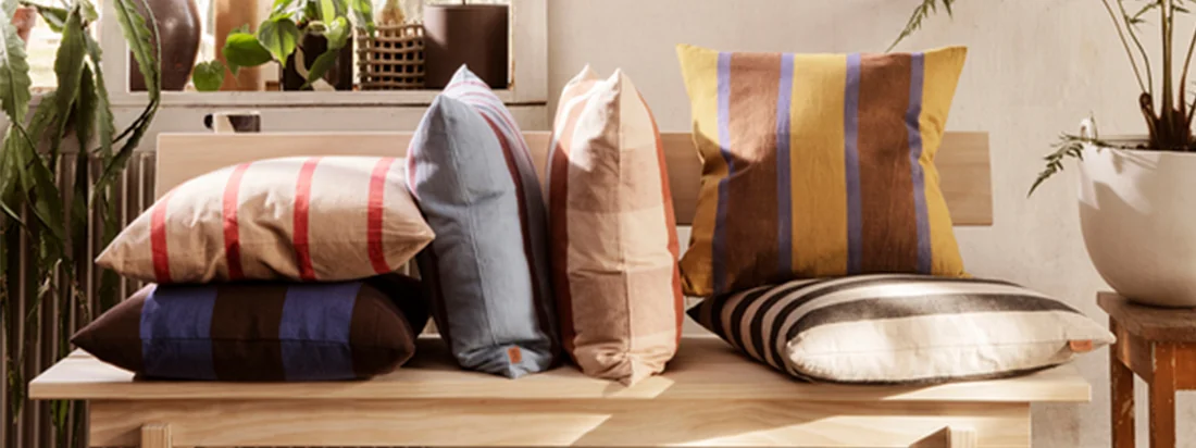 Ferm Living ist nicht nur für ihre Küchenutensilien und Büro-Accessoires bekannt sondern verfügt auch über eine grosse Auswahl an Kissen und Decken um den Wohlfühlfaktor in den eigenen Vier Wänden zu erhöhen.
