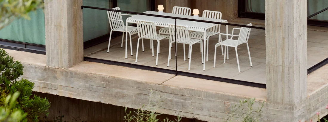 Die Palissade Kollektion von HAY in der Gruppenansicht. Formschöne Gartenmöbel gestalten Ihren Aussenbereich und vereinen funktionelle und ästhetische Aspekte.