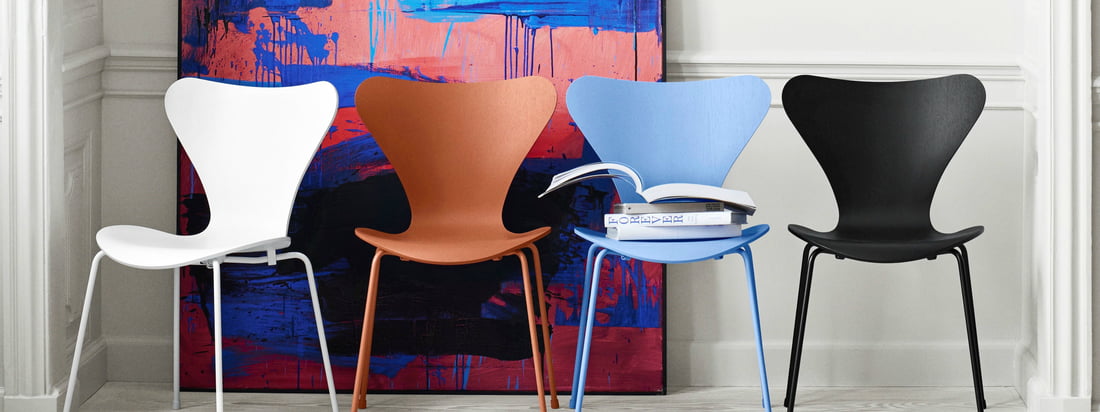 Tal R verpasst dem von Arne Jacobsen entworfenen Serie 7 Stuhl farblich einen neuen Look: monochrom, von Kopf bis Fuss in einer Farbe, kommen die Designstühle des Herstellers Fritz Hansen von nun an daher - in den Farben Schwarz, Weiss, Chavalier Orange und Trieste Blue.