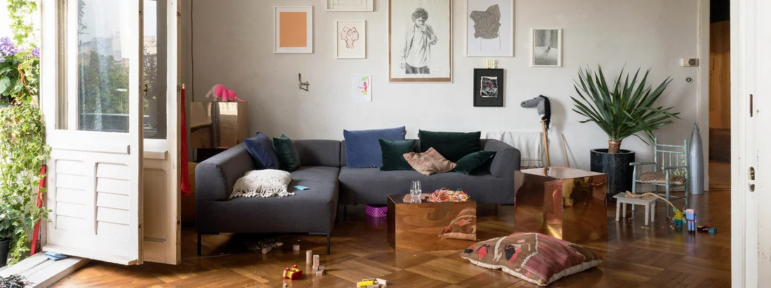 Die geraden Seiten und die leicht gewölbten Polsterungen laden zum Verweilen und Relaxen ein, während das modulare Sofa durch die filigranen Füsse einen leichten Ausdruck bekommt.