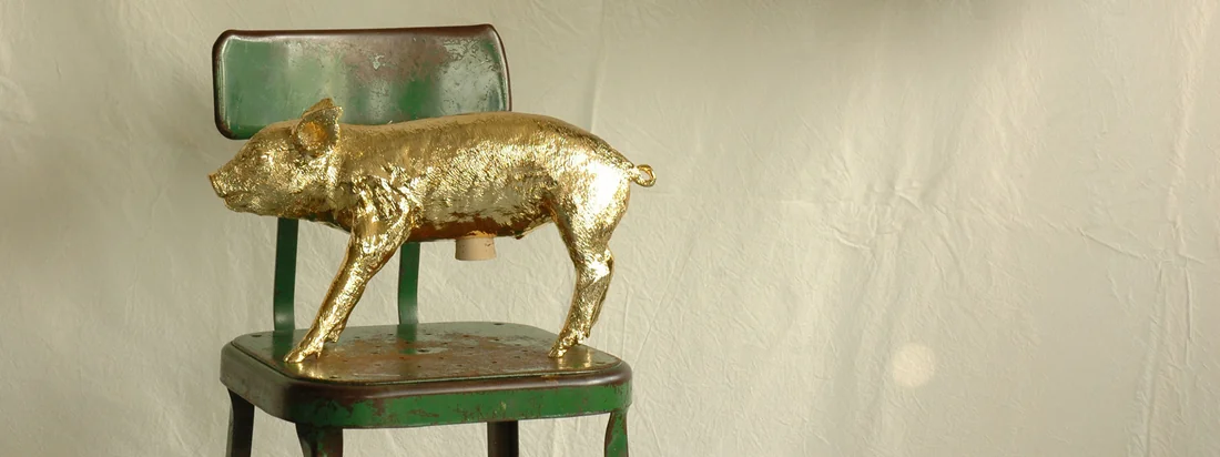 Zum Glück müssen Designs nicht immer nur möglichst funktional sein, sie eignen sich auch hervorragend, um ein Statement zu machen. Das Pig Bank Sparschwein ist ein in Kunstharz gegossener Abdruck eines echten Ferkels.