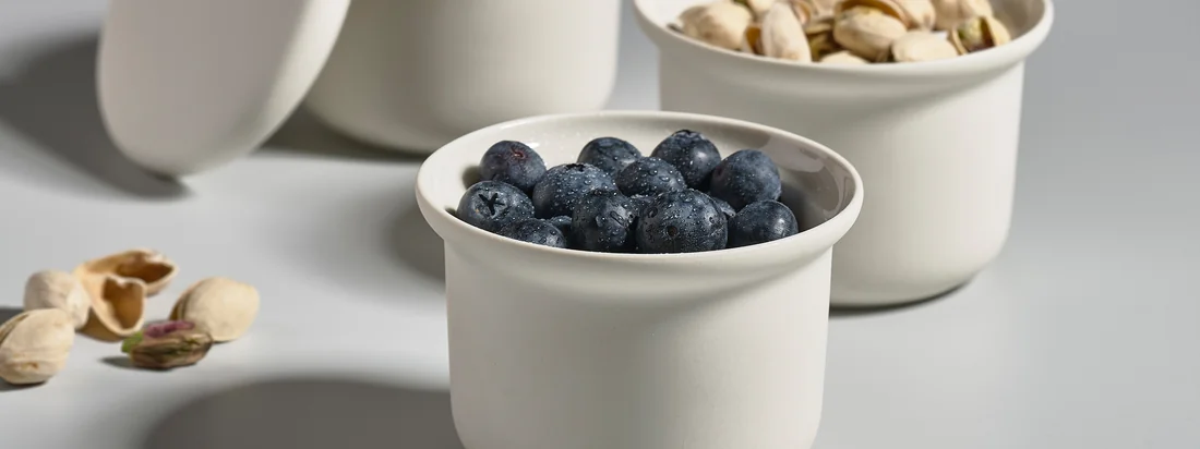 Inspiriert von der Ruhe, Ausgeglichenheit und der Sinnlichkeit der skandinavischen Bade- und Saunakultur, schuf die Designerin Tilde Nygaard die Inu Serie für Zone Denmark. Für sie hat jeder Gegenstand sowohl einen ästhetischen als auch einen funktionalen Wert.