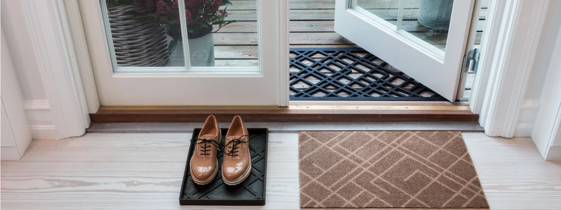 Die Lines Fussmatte von tica copenhagen ist der perfekte Helfer an verregneten Tagen.