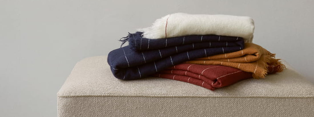 Die Battus Wolldecke aus der Cocoon Collection von Menu wird aus italienischer Wolle gewoben. Diese ist mit Seide versetzt, um ein besonders weiches Gefühl zu erzeugen.