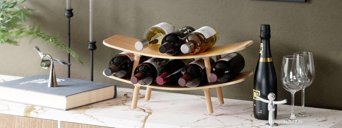 Das Vinola Weinregal des Herstellers Umbra besticht mit seinem aussergewöhnlich gebogenem Design. Vinola sieht nicht nur überaus dekorativ aus, sondern lagert optisch ansprechend Ihre Weinflaschen.