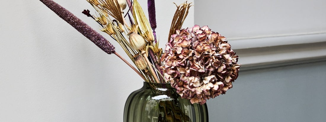 Im Materialmix, aber mit schlichter Form, wirken Vasen nicht nur imposant mit einem Blumenstrauss, sondern können als Statement-Piece auch sehr gut für sich allein stehen.
