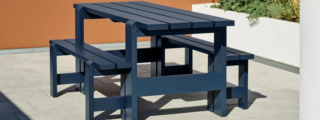  Die Weekday Outdoor-Kollektion, designt von Hannes & Fritz für HAY, bringt Menschen zusammen. Die robuste Erscheinungsform mit den abgerundeten Ecken vermittelt hierbei eine familiäre Wärme und die zum verweilen einlädt.