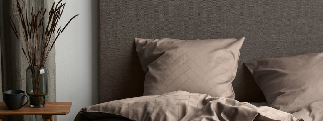 Zauberwaffe Wohntextilien. Farblich harmonisch kombiniert, können Kissen und Decken weit mehr als Wärme und Gemütlichkeit spenden. Sie verleihen dem Bett Struktur und ergänzen das Schlafzimmer-Ambiente dekorativ.