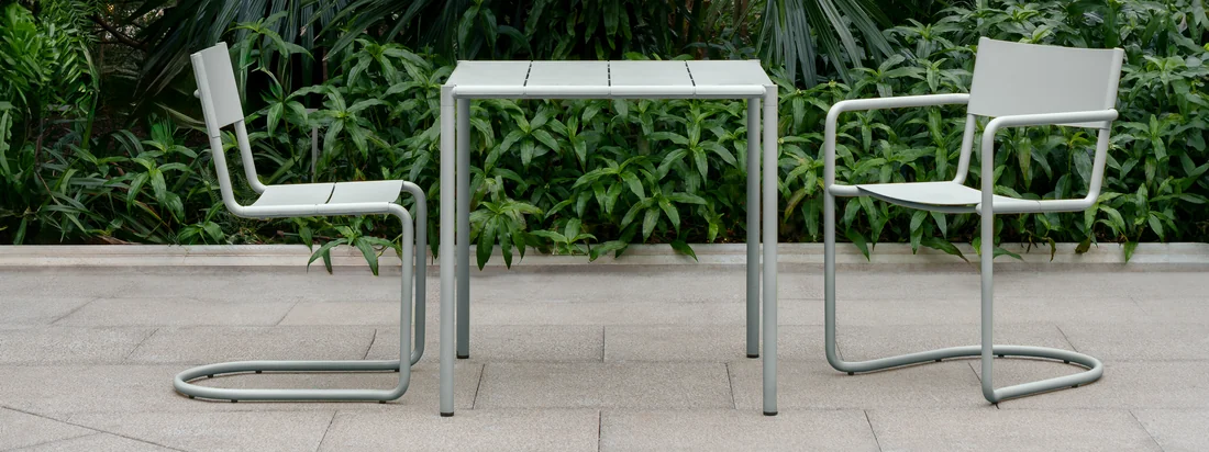 Die Sine Kollektion von NINE ist eine Möbelserie, die jeden Aussenbereich aufwertet. Hergestellt aus hochwertigem Edelstahl, sind die Möbel perfekt für jeden Garten, jede Terrasse und jeden Balkon.