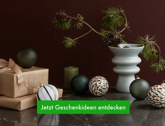 Die Souvenir Weihnachtskugeln von Holmegaard in der Ambienteansicht: Die Kugeln sind ein wahrer Blickfang am Weihnachtsbaum und verströmen eine festliche Atmosphäre.