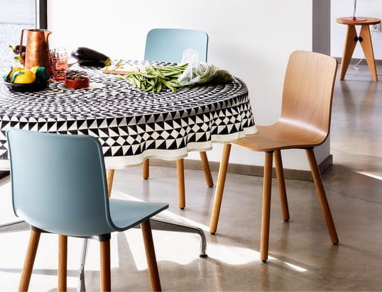 Die Tischdecke von Vitra in der Ambienteansicht: Das Muster der Tischdecke und die Schlichtheit der Hal Wood Stühle machen jedes Esszimmer zum absoluten Hingucker.