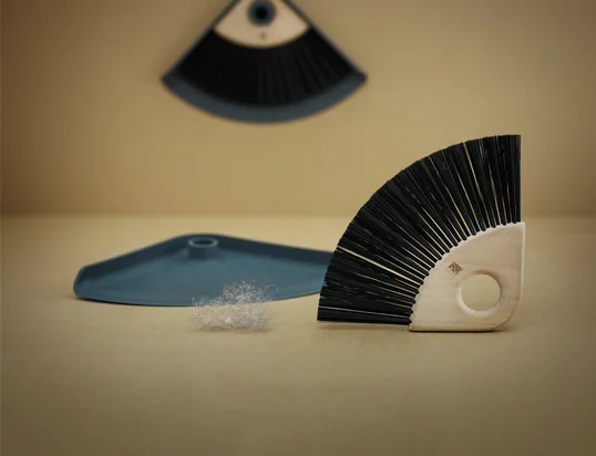 Die Sweep-It Kehrschaufel mit Handfeger in der Ambienteansicht: Die Kehrschaufel ist nicht nur platzsparend und nützlich, sondern mit ihrem grafischen Design auch äusserst dekorativ.