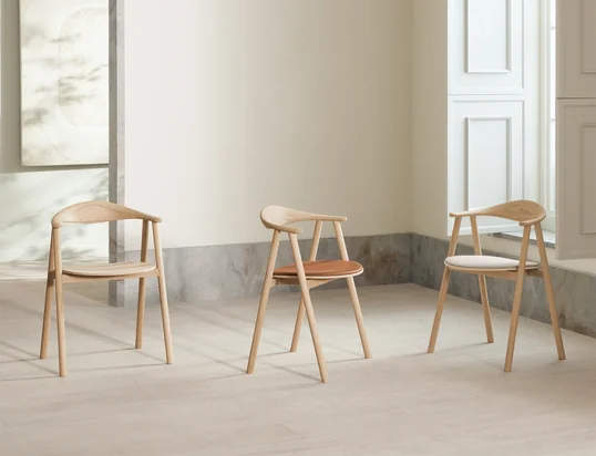 Der Swing Armlehnstuhl besticht durch seine leichte und skandinavisch inspirierte Optik, und die geschwungene Rückenlehne sorgt für hervorragenden Sitzkomfort.