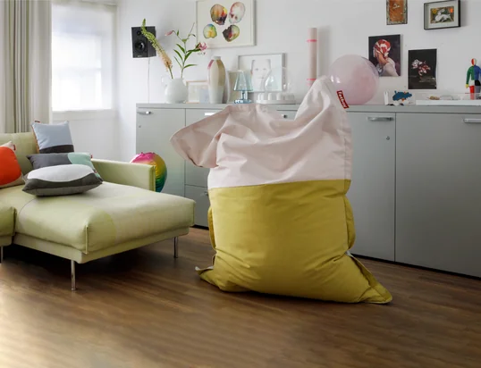 Der Sitzsack Original Slim Pop of Colour von Fatboy in der Ambienteansicht: Der Sitzsack begeistert mit seinen vielfältigen und perfekt miteinander kombinierbaren Farbvariationen.