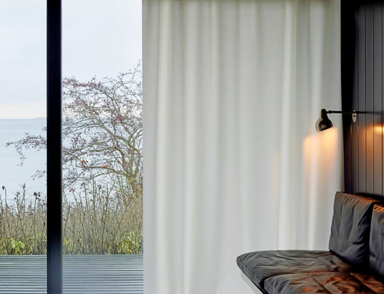 Der Vorhang Ready Made Curtain von Kvadrat ist in den Farben rot, blau, weiss, beige und türkis erhältlich. Sowie in zwei verschiedenen Stoffen: Warme, gemütliche Wolle oder der High-Tech-Stoff Trevira CS.