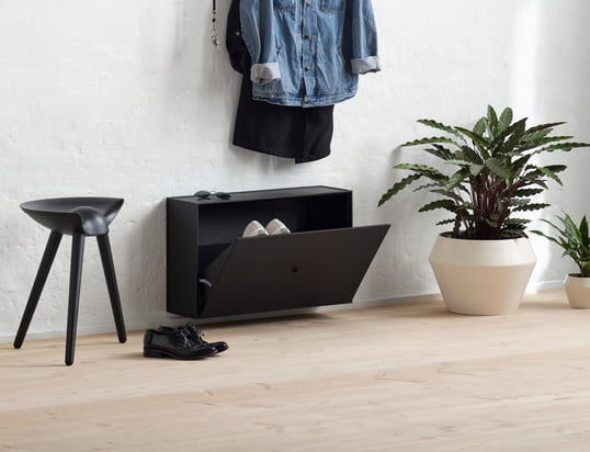 Der Frame Schuhschrank Audo in der Ambienteansicht: Der schlichte Schuhschrank ist äusserst platzsparend und eignet sich perfekt für kleine Flure.