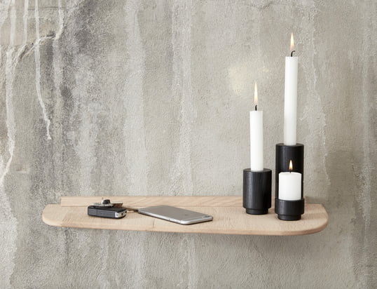 Der Create Me Teelichthalter in zwei verschiedenen Grössen und der Create Me Kerzenhalter in Schwarz machen sich gut auf der Wandablage von Andersen Furniture.