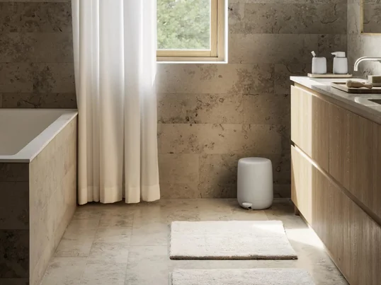 Das Oku Serviertablett von Blomus bietet eine einzigartige Möglichkeit, das Servieren von Speisen zu einem echten Highlight zu machen. Mit seiner vielseitigen Einsatzmöglichkeit eignet es sich nicht nur perfekt, um Gerichte ansprechend zu präsentieren.