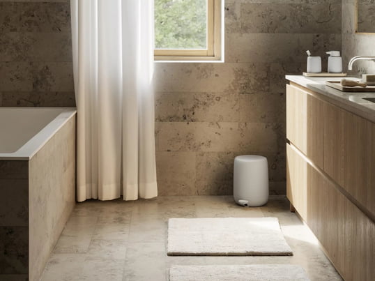 Der Kali Spiegelschrank von Authentics bietet stilvolle Ablagefläche für Ihre Bad-Utensilien. Ergänzen Sie den Badezimmerschrank um Design-Accessoires wie den Kali Zahnbürstenbecher, den Abfalleimer, die Seifenschale, den Kali Becher oder weitere Badezimmer-Deko.