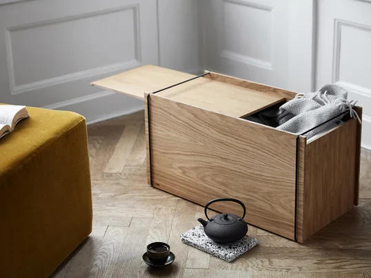 Über die Jahre sammeln sich viele Dinge in einem Haushalt an. Einige sind nützlich, andere eher weniger. Dennoch müssen sie verstaut werden. Einfach gelicht das mit einer Aufbewahrungsbox.