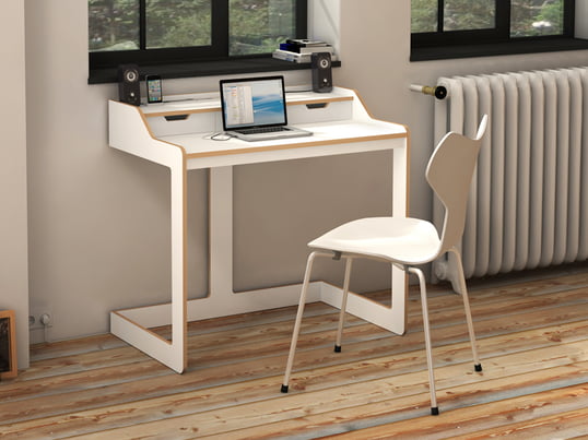 Der von Designer Felix Stark gestaltete Sekretär ist mit zwei Schubladen ausgestattet, die sich unter der Oberplatte verbergen. Der Plane Schreibtisch ist auf Wunsch auch mit einer Nussbaum-Front sowie mit schwarzen Kanten lieferbar.