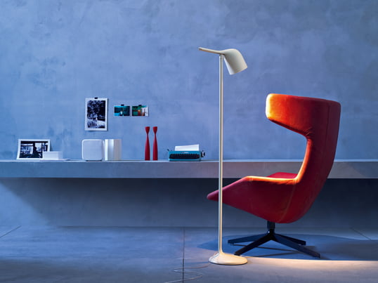 Die Foscarini Colibrì Stehleuchte wurde 2011 von Odoardo Fioravanti designt. Der organisch geformte Diffusor erinnert an die Silhouette eines Vogels und lässt sich beliebig ausrichten.