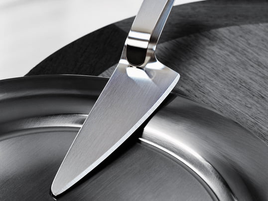 Der Tortenmesser/-heber wurde von Erik Magnussen für Stelton designt, damit Sie Ihre Torten- und Kuchenstücke in einem Schritt schneiden und servieren können.