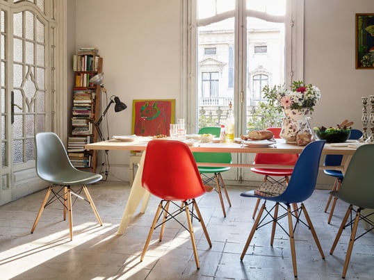 Vitra zeigt Ihnen, wie Sie stilvoll und authentisch Ihr Esszimmer gestalten können. Der EM Table Esstisch bietet genug Platz, um mit der ganzen Familie zu speisen. Dazu sitzen Sie auf dem Eames Plastice Side Chair bequem.