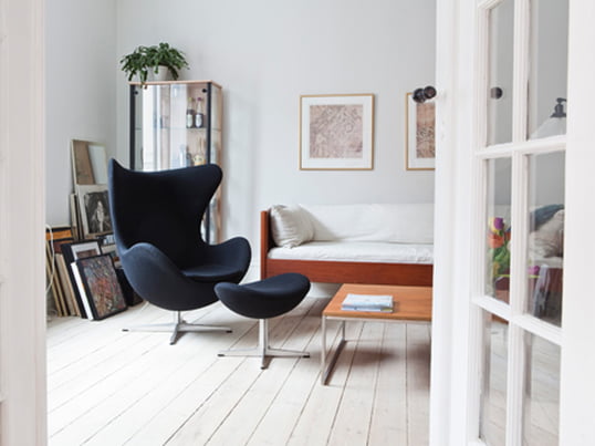 Der Ei Sessel von Fritz Hansen erinnert durch seine kurvigen Linien an eine Eischale. Arne Jacobsen hat den Stuhl 1958 für das Royal Hotel in Kopenhagen designt.