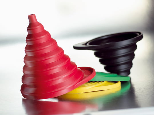 Der Designer Boje Estermann hat den zusammenfaltbaren Normann Copenhagen Funnel entworfen. Dieser Trichter ist durch eine hochwertige Verarbeitung äusserst haltbar und platzsparend.