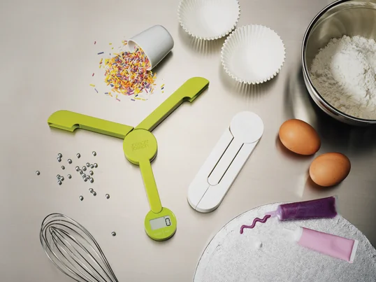 Beim Backen ist es wichtig, dass die Zutaten in dem perfekten Verhältnis zueinander stehen. Nur so gelingt der perfekte Teig. Ein praktischer Helfer ist eine Küchenwaage.