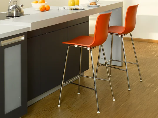 Der Barhocker ist Teil der Kollektion Hal, die Jasper Morrison für Vitra entworfen hat. Gemeinsam ist den Stühlen dieser Kollektion die Form der Sitzschale. Der Hocker ist in weiss und orange erhältlich.