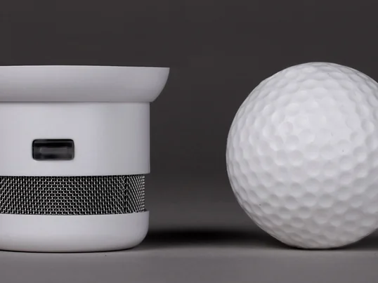 Ein Rauchmelder, nicht grösser als ein Golfbal. Aber nicht nur die Grösse ist einzigartig: Durch sein elegantes Design bleibt er ganz diskret, unabhängig davon, wo er angebracht wird.