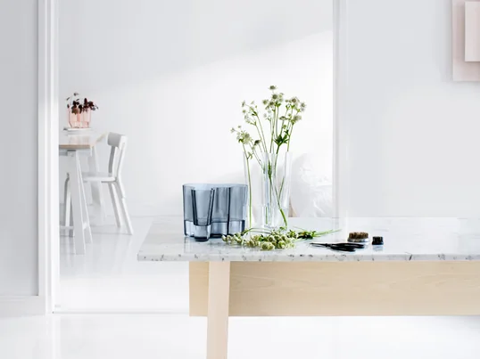 Die Savoy-Vase bildet mit ihren charakteristischen Formen den Grundpfeiler der Alvar Aalto Kollektion von Iittala. Noch heute bringt das finnische Unternehmen regelmässig neue Farbenvarianten der Vase auf den Markt.