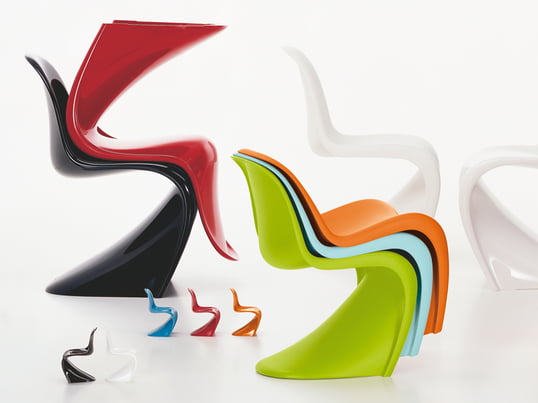 Vitra Panton Chair: der Kunststoffstuhl als preiswertes Industrieprodukt. Der Stuhl ist in verschiedenen Farben, wie blau, grün, rot, weiss, schwarz oder orange erhältlich.