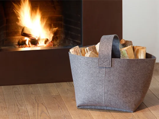 Der Kaminholzkorb von Hey Sign ist ein innovativer Filz-Korb. Seine viereckige Konstruktion besitzt am oberen Rand einen Griff, mit dem er problemlos umhergetragen werden kann.
