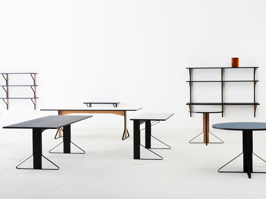 Die Kaari Kollektion umfasst eckige und runde Tische in zwei Grössen, einen Schreibtisch, eine Wandkonsole sowie mehrere Regale in unterschiedlichen Grössen.