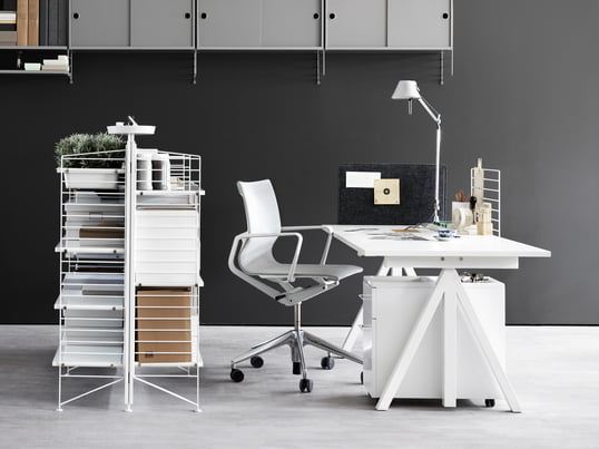 Die String Works Kollektion des skandinavische Hersteller umfasst eine Auswahl flexibler Büromöbel. Vom Schreibtisch bis zum freistehenden Regal sind alle notwenigen Büromöbel in der Serie vertreten