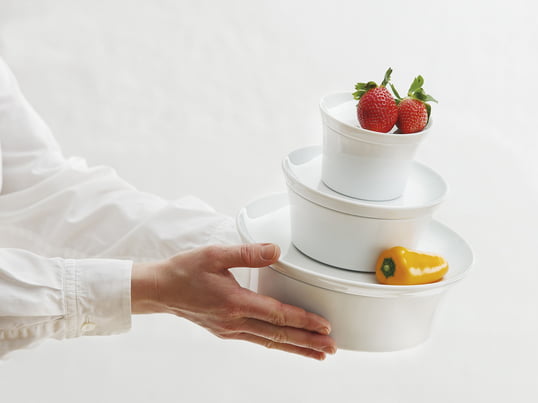 Die Auflaufform mit Deckel bietet durch die Silikonbeschichtung an der Unterseite ein rutschfreies Servieren und sorgt ausserdem dafür, dass das Porzellan beim Abräumen nicht klappert.