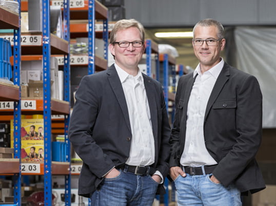 Thilo Haas und Kristian Lenz launchten am 1. August 2015 den Wohndesign-Shop connox.de. Gestartet in einer alten Postfiliale, füllen die mehr als 12.000 Produkte des Shops heute ein 2.400 qm grosses Lager.