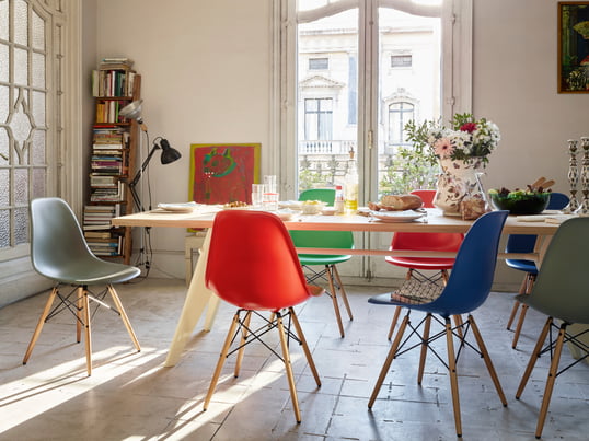 Der Plastic Side Chair DSW von Charles & Ray Eames für Vitra harmoniert durch die Stuhl-Beine aus Ahorn mit dem Table Solvay Holz-Esstisch aus Eiche – ob in mauve grau, classic red/rot, classic green/grün oder marine blau. Neue Farben für Esszimmer und Küche!