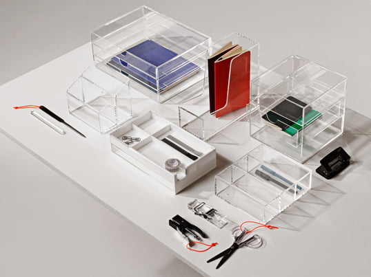 Mit den richtigen Ablagen lässt sich der Papierberg schnell und sinnvoll verstauen, sodass Platz bleibt, um die schönen Scheren, Stifte und Tacker betrachten zu können.