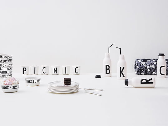 Die vielfältigen Produkte von Hersteller Design Letters: Nicht nur in Küche und Wohnzimmer, sondern auch im Bad oder Büro können die vielfältig benutzbaren Produkte von Design Letters Verwendung finden. Ob als Trinkbecher, Vorratsdose mit Deckel oder als Behälter für Accessoires.