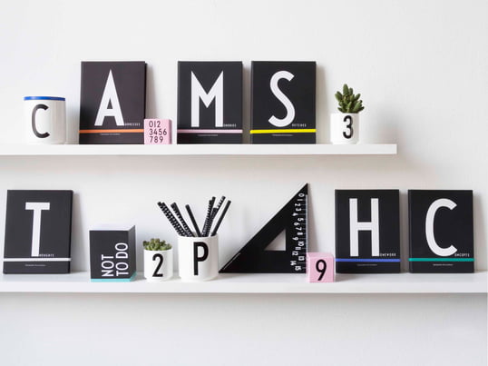 Die wichtigsten Büroartikel verziert mit schmückender Typografie. Mit den Buchstaben von Arne Jacobsen, die ursprünglich für das Raathaus in Aarhus bestimmt waren, kommt schnell Ordnung in Büro oder Home Office auf. 